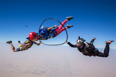 how many people a year die from skydiving